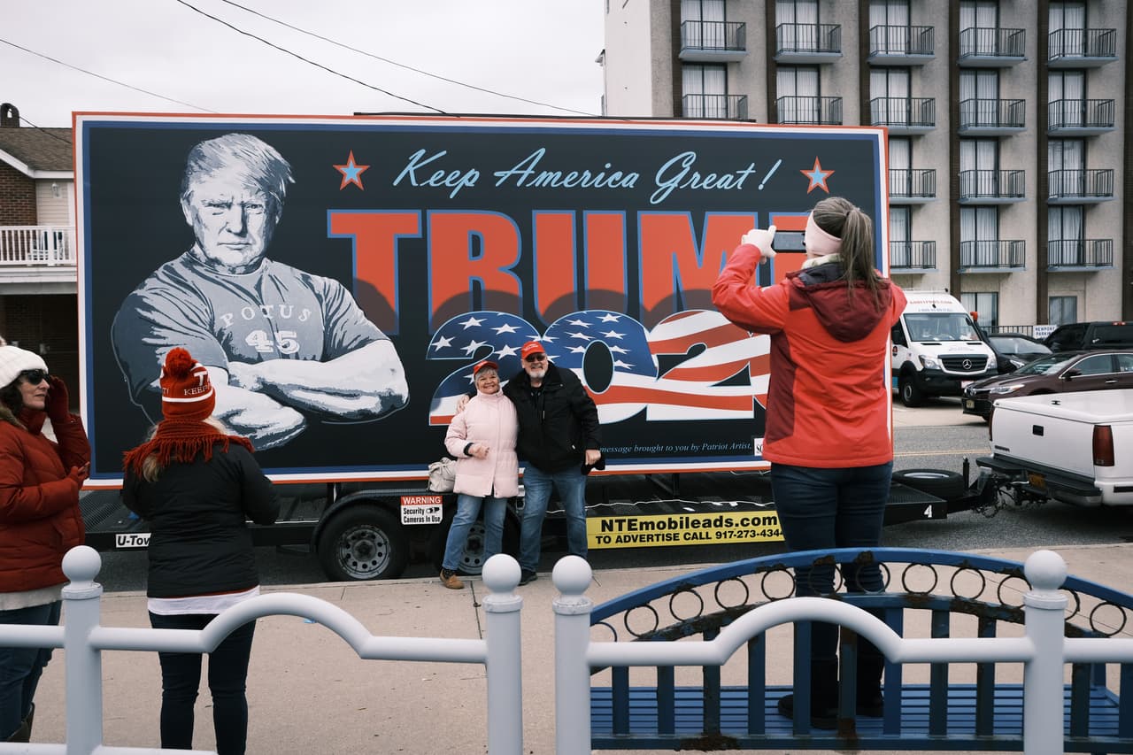 Algunos testigos relataron que el evento era muy desorganizado, con baños portátiles llenos y mucha basura.