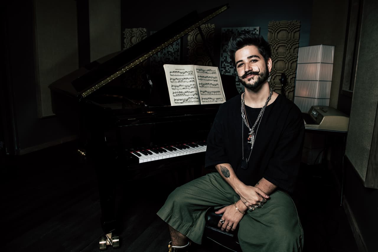 <b>Su ancla a tierra son la familia Montaner, y la familia Echeverry</b>.
<br>
<br>“Mi papá, mi mamá y mi hermana son un recordatorio de mi raíz, de quien soy, quien fui y quien sigo siendo. Y también tengo del otro lado a los papás de Evaluna y la familia Montaner, que son un polo a tierra de cómo las cosas pueden hacerse bien en esta industria.”