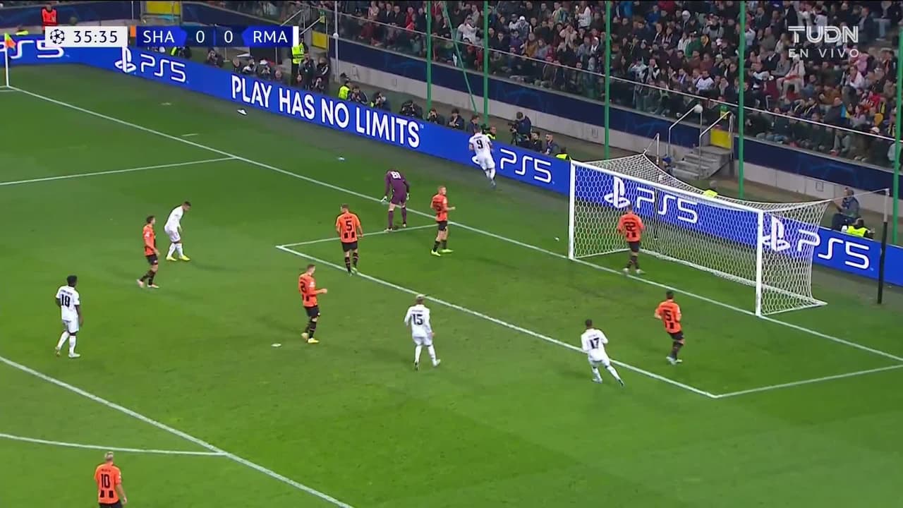 ¡TIRO ATAJADO! disparo por Karim Benzema.