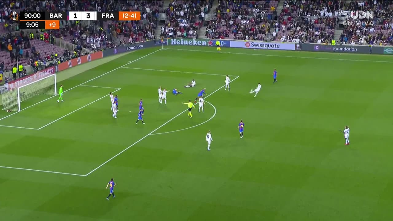 ¡Tarjeta Roja! Obite Evan Ndicka recibe la segunda amarilla y se va del juego.