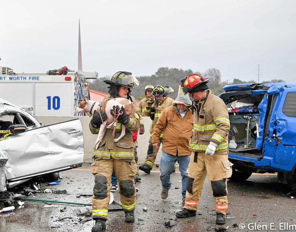 Los bomberos lucharon contra las condiciones del tiempo para rescatar a las víctimas.