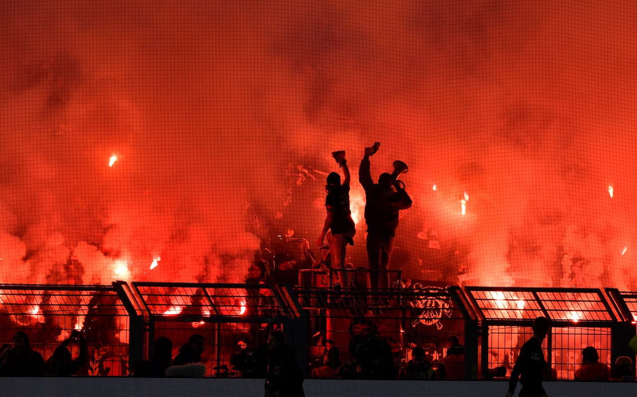 Los fans del Eintracht Frankfurt son de los que más color ponen en la Bundesliga.