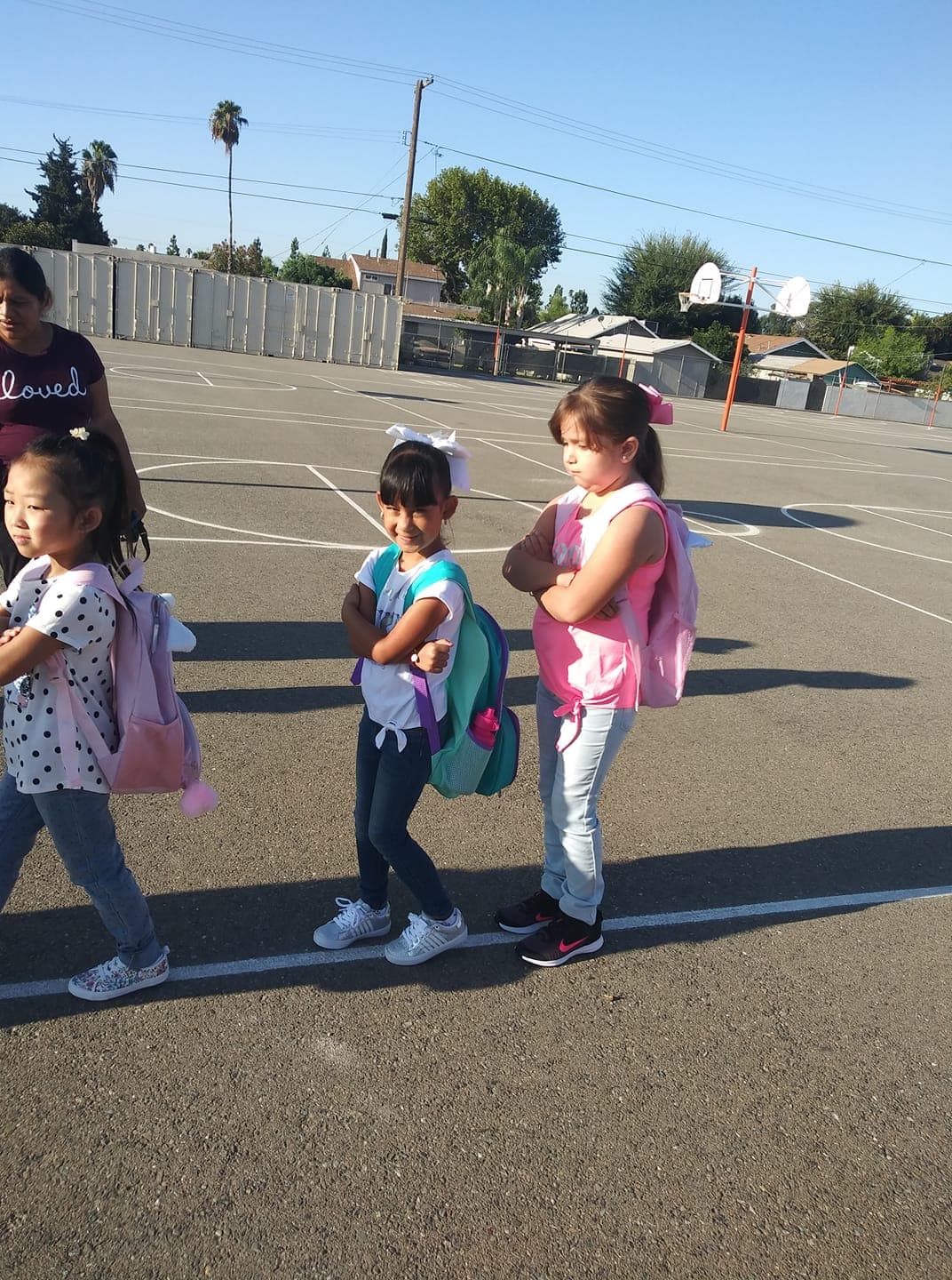 La hija de Ana Cardona muy feliz por su primer día de clases, pero su compañerita parece que no tanto.