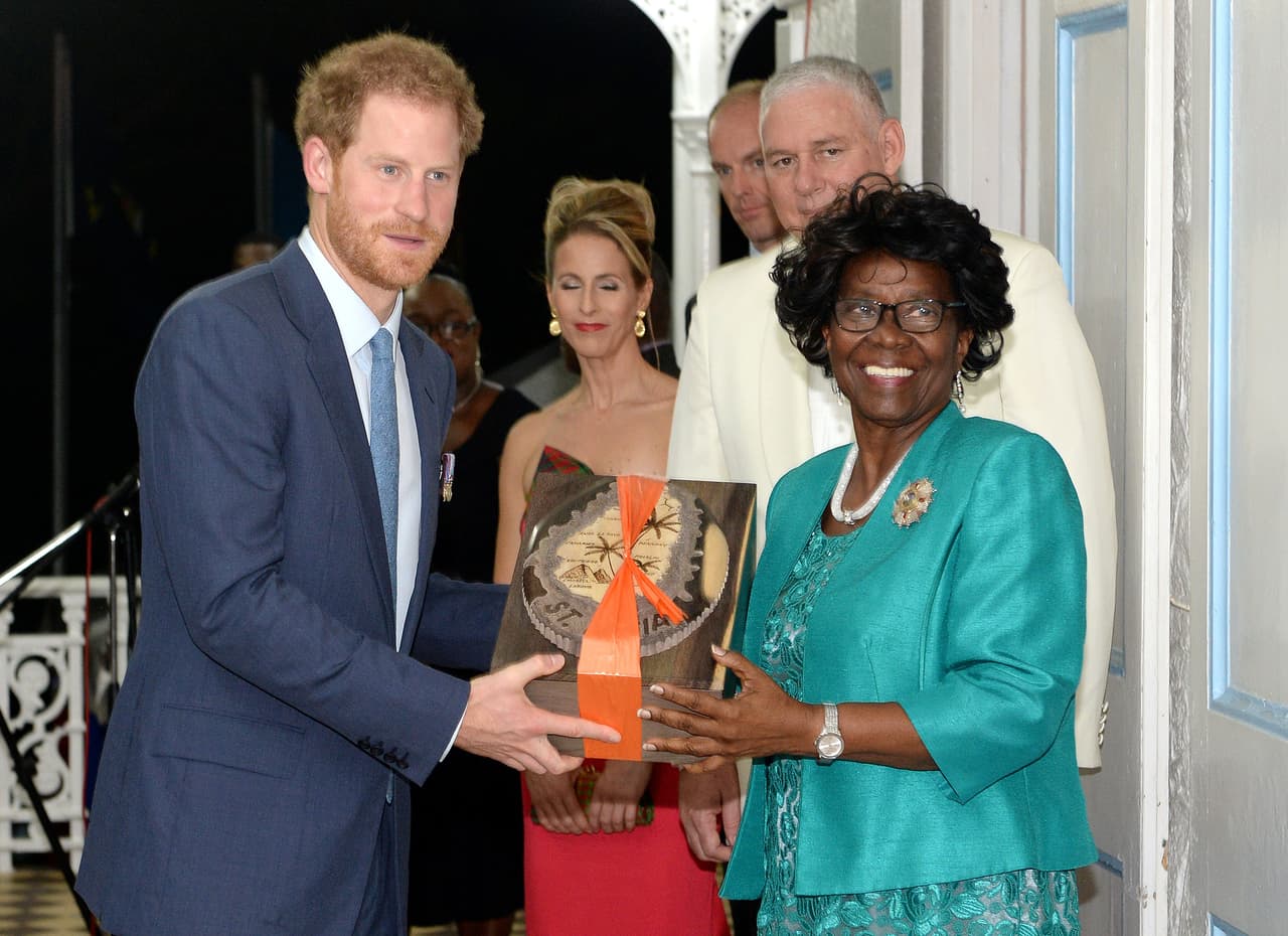 <b>Dame Calliopa Pearlette Louisy. </b>Fue la Gobernadora General de Santa Lucía entre 1997 y 2017. Tras realizar estudios de Inglés, Francés, Lingüística, Educación y Leyes, su principal área de trabajo fue en el campo de la educación, donde ocupó cargos de docente y otros ejecutivos. Por su amplia y reconocida experticia en esta área, la Reina Isabel II del Reino Unido la nombró dama gran cruz de la Orden de San Miguel y San Jorge en 1999.