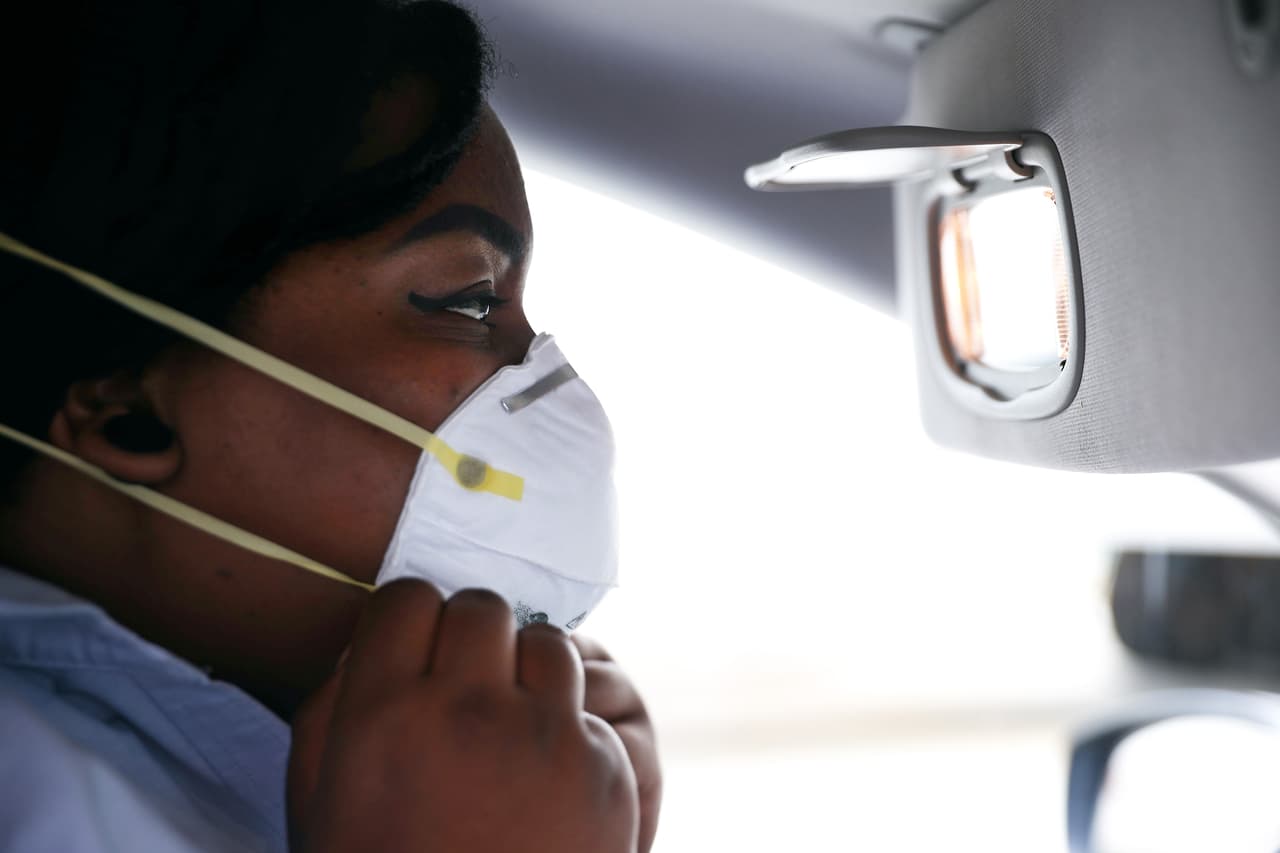 En general,
<b>se recomienda limitar el uso de una N95 a unos dos o tres días</b>. Cada vez que se respira dentro de una de estas mascarillas, las partículas se acumulan en ella, explicó Flagan, añadiendo que esto podría dificultar la respiración si ha atrapado ya muchas partículas.
<br>
<br>“(Las partículas) degradan el rendimiento de la mascarilla", añadió Flagan.