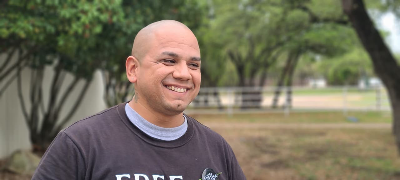 La foto fue tomada el 25 de abril de 2022, poco después de que una corte de apelaciones estatal frenara la ejecución de su madre, Melissa Lucio. Ese día John Lucio celebró con su familia, pero el camino hasta esa tarde, aseguran, fue largo. "No solía pensar en la pena de muerte. Ahora es diferente. 
<b>Como hijo de Melissa Lucio, una mujer que está en el corredor de la muerte, es muy triste, es realmente deprimente, duro". </b>Aunque su madre había sido sentenciada años atrás, se sintió "devastado" cuando en enero de 2022 una corte fijó para el 27 de abril la ejecución de su mamá: 
<b>"La pena de muerte te frena. Dejas de hacer lo que amas, no vuelves a ser tú mismo. Hay un daño mental, es mucho estrés mental, es horrible".</b> Asegura que no cree en la pena capital y que con ella sufre el condenado pero también la familia: "No quiero que nadie sufra como yo. 
<b>Siento como si estuviera en el corredor de la muerte con mi mamá". </b>
<br>