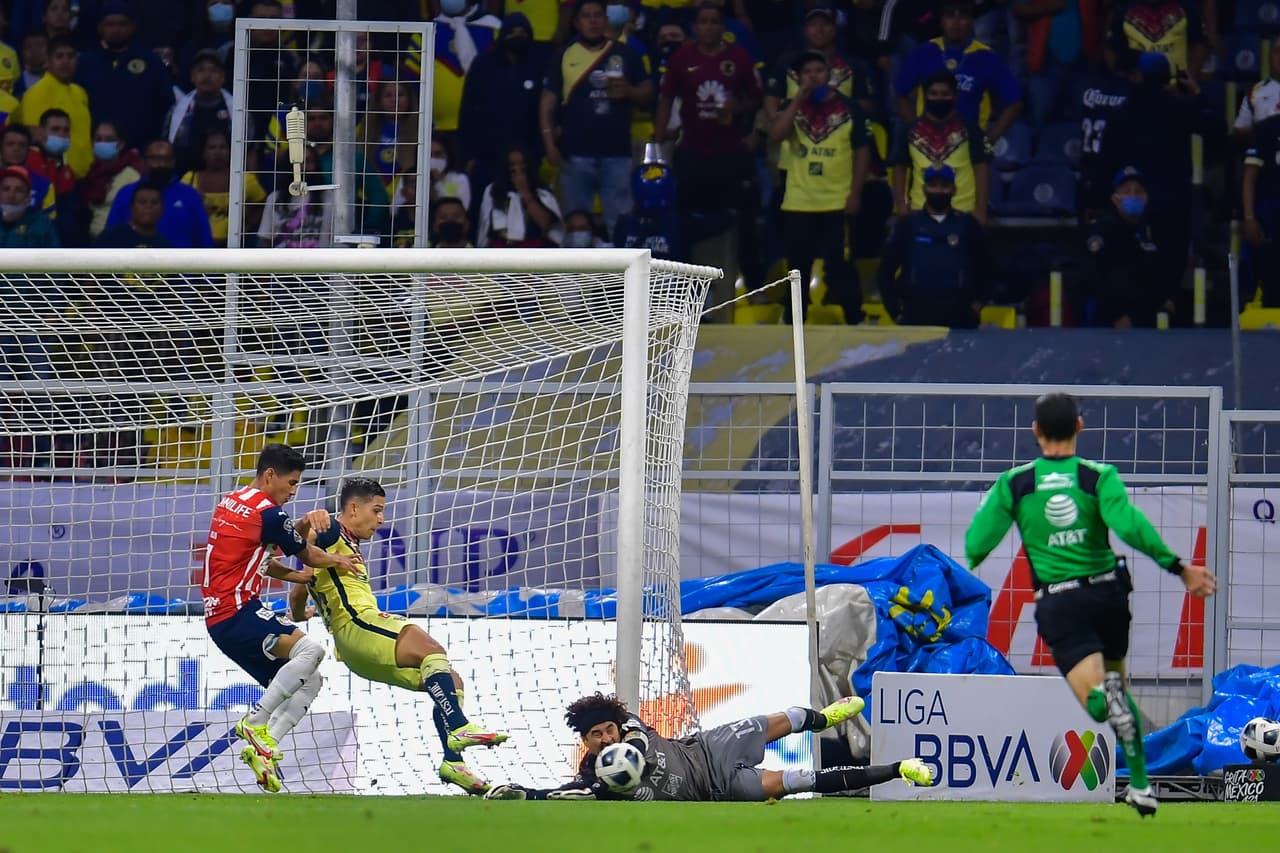 El Clásico entre América y Chivas estuvo lleno de pasión, bronca, ocasiones de gol y mucha polémica por el arbitraje en el encuentro disputado en el Estadio Azteca en actividad de la Jornada 10 del Grita México A21 de la Liga MX.