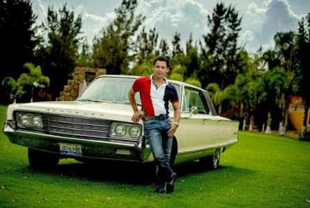 En la adolescencia, además de su pasión por la música campirana y sierreña, Ariel Camacho gustaba de los autos, los cuales no podían faltar en sus videos.