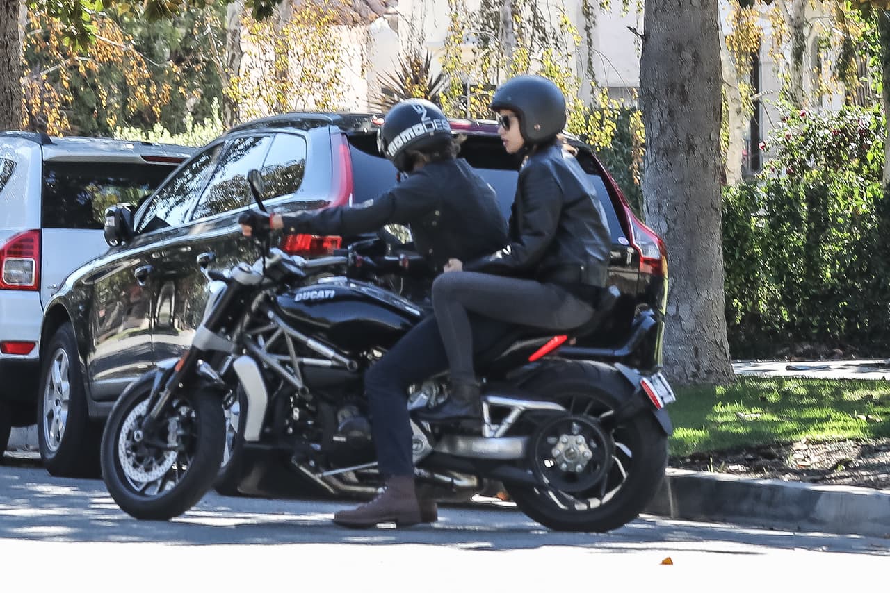 La modelo se agarró con fuerza de su novio.