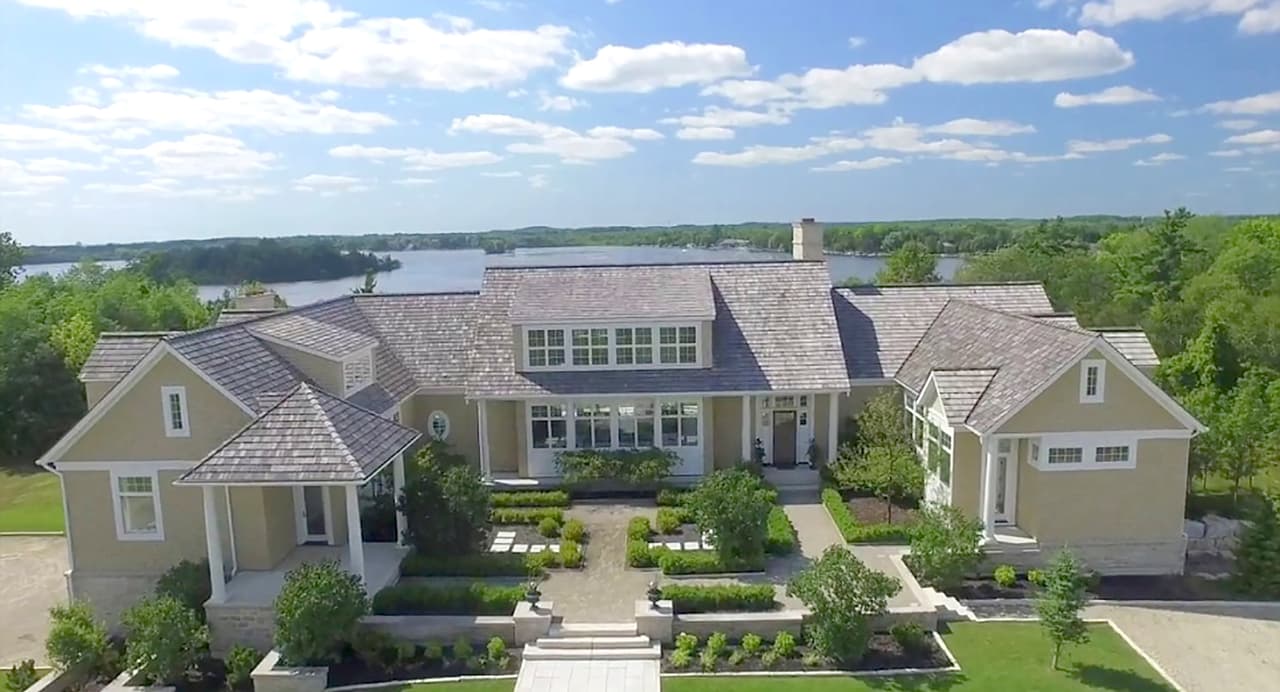 La casa se encuentra frente al lago Puslinch.
