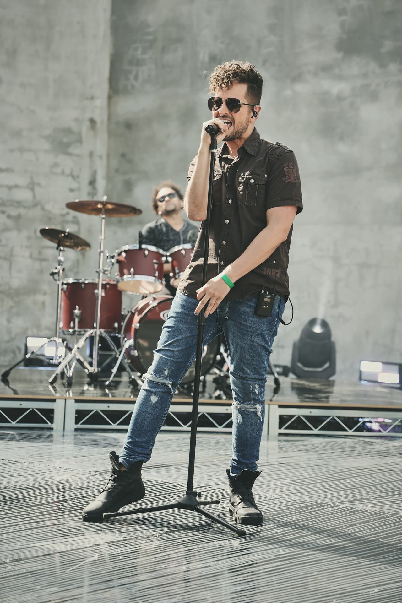Tommy Torres también dijo presente en los preparativos de Premios Juventud, donde lo vimos poner su sabor caribeño sobre el templete.