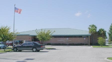 La librería 
<b>78th Street Community Library</b> fue inaugurada el 18 de mayo de 1997. Se ubica en el 7625 de Palm River Road.
<br>
<br>Cuenta con 
<b>acceso gratuito a internet</b> y una variedad de programas y clases de capacitación en computación para niños, adolescentes y adultos, además de salas de reuniones comunitarias y pequeñas aulas de estudio disponibles para uso público.
<br>
<br>Su horario de 
<a href="https://www.facebook.com/78thStreetCommunityLibrary/ " target="_blank">atención</a> es de lunes a sábado de 10 de la mañana a 6 de la tarde. Su teléfono es 813-273-3652.
<br>