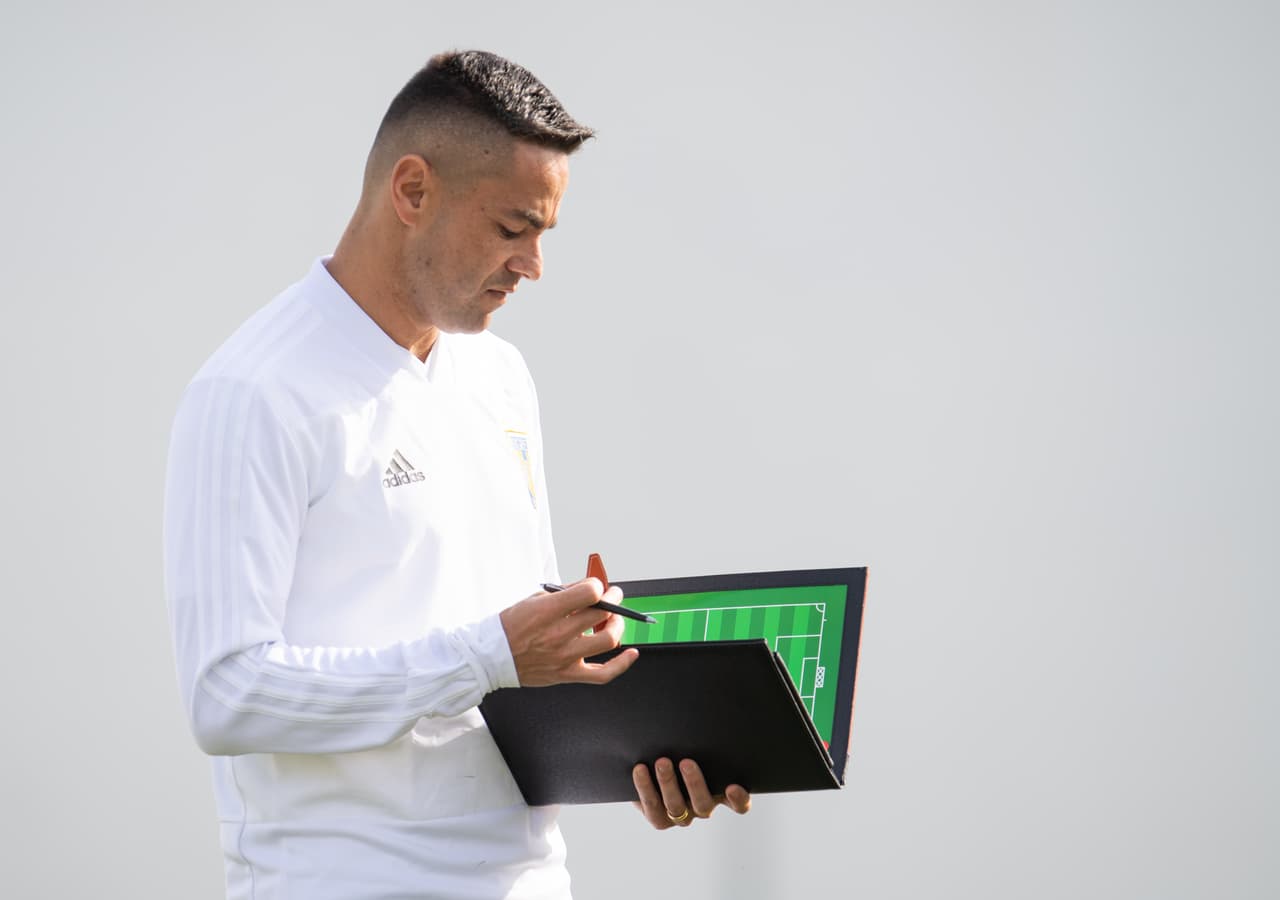 Juninho se integró al cuerpo técnico de Ricardo Ferretti en Tigres, club del que fue jugador y en el que ahora aporta su experiencia a sus compañeros en medio de los entrenamientos para el Clausura 2019.