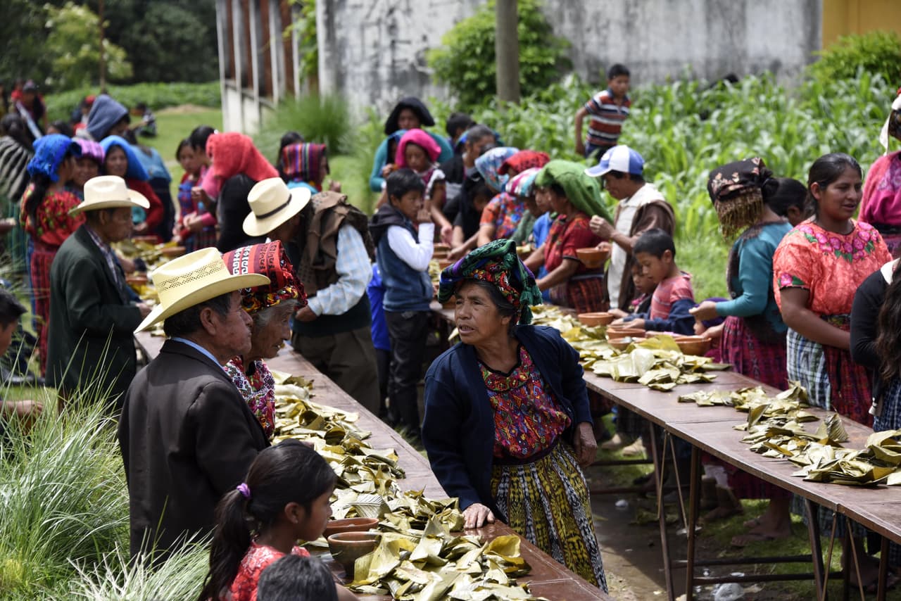 Decenas de vehículos esperaron la llegada de Gómez en el Monumento al Migrante, una enorme estatua de piedra construida en 2010, situada en la entrada a la ruta que conduce a su casa. Desde allí, una caravana que acompañó el ataúd hasta un salón municipal donde las autoridades le rindieron homenaje.