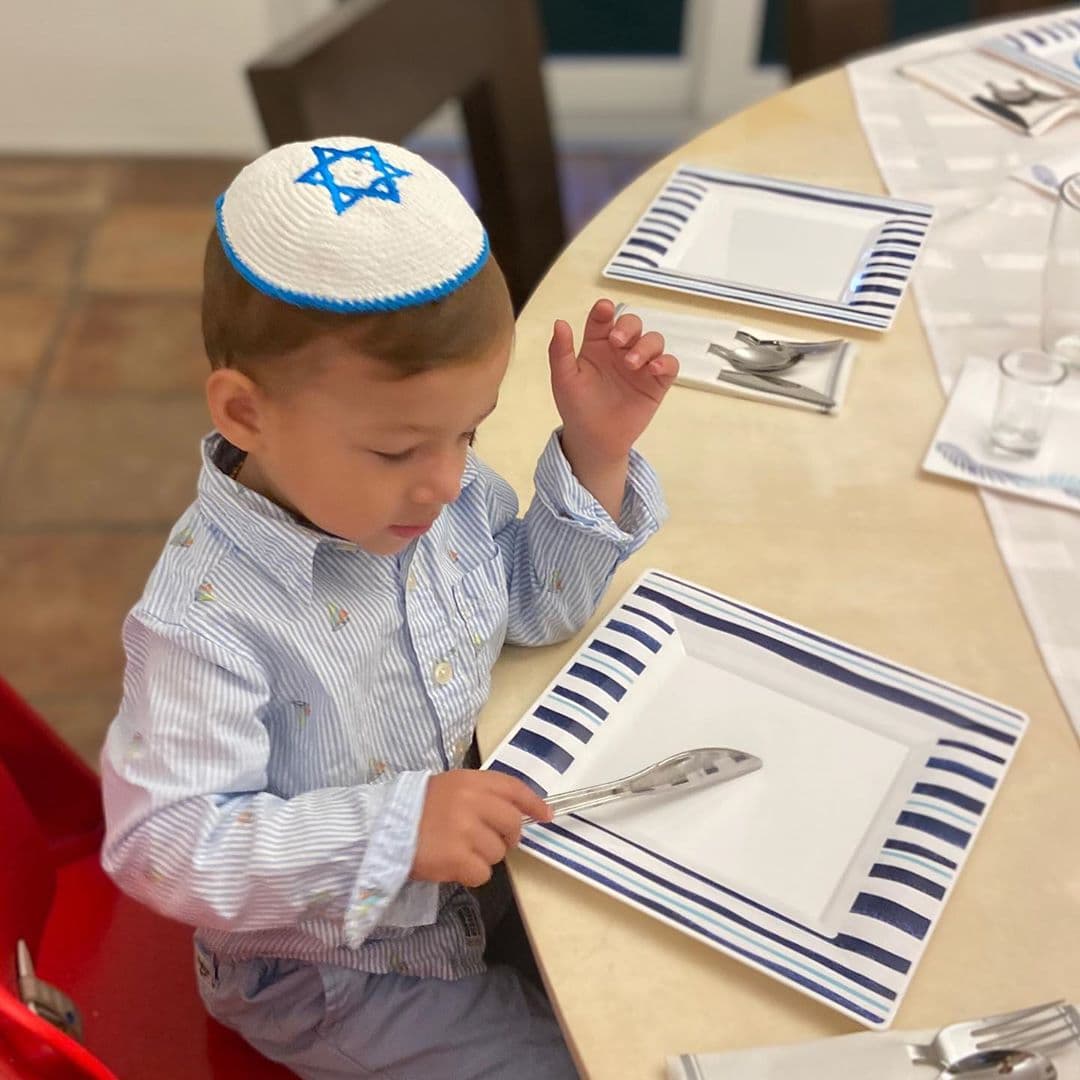 El pequeño Liam se vistió para la ocasión y disfrutó las tradiciones de sus padres, hermanos y abuela, quienes practican la religión judía.
