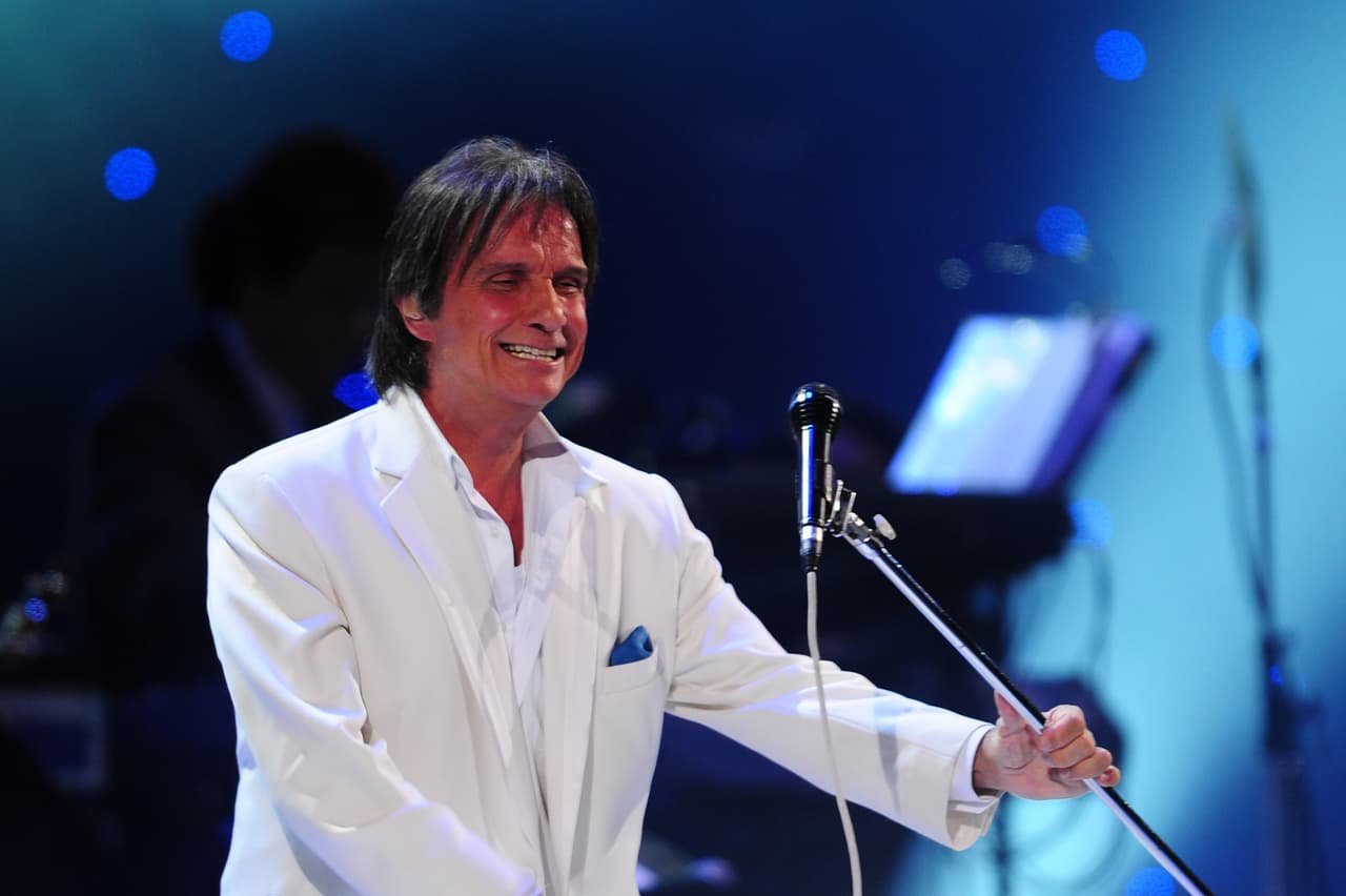 Su lado altruista también es algo que define la personalidad de este cantautor, que en su música le canta al amor.