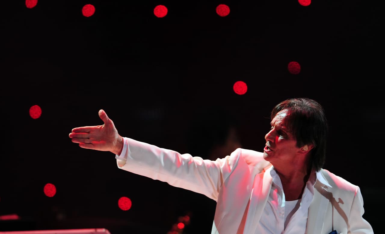 La gran celebración por sus 50 años de trayectoria inició en 2009, con una serie de presentaciones a la que acudieron miles de seguidores. La gira terminó en el estadio de Maracaná, en donde cantó para 70 mil personas.