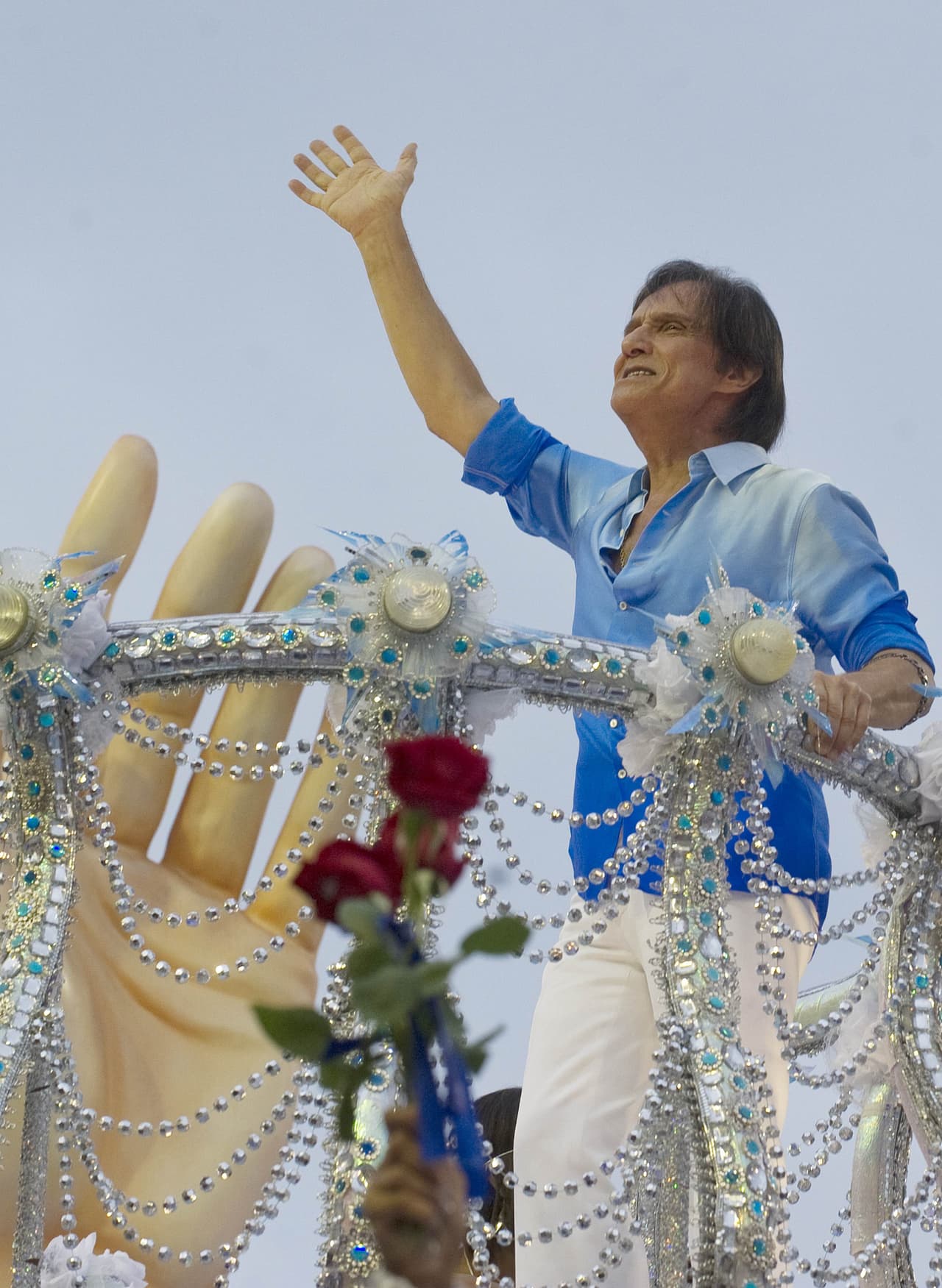 Aquella ocasión desfiló en un carro alegórico adornado con la figura de Cristo con las manos abiertas, el cual representó sus creencias religiosas.