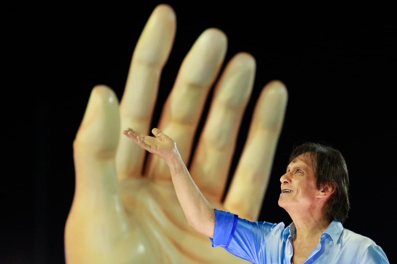 En aquél año desfiló con la escuela de samba Beija Flor, la cual presentó el homenaje llamado 'La Simplicidad de un Rey'.