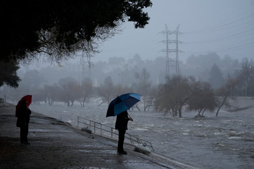 La creciente del río, en la ciudad de Los Ángeles, impresionaba el domingo a algunas personas que, a pesar de las advertencias, salieron a caminar.