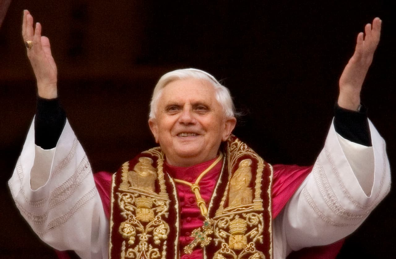 Benedicto XVI se convirtió en 2005 en el quinto papa alemán en la historia. Una semana después de su unción, el 26 de abril de 2005, el pontífice dijo a la prensa que, antes de su elección, pidió a Dios que no lo eligieran. "Recé: 'Por favor Dios, que no me hagan esto'. Evidentemente, esta vez no me escuchó".