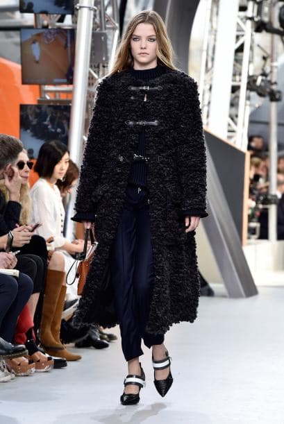 Los zapatos en blanco y negro levantan este atuendo de Louis Vuitton.