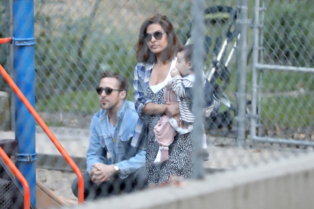 La pareja lució vestimenta muy casual, Eva optó por un jumpsuit estampado, blusa de cuadros, sandalias y lentes de sol, mientras Ryan usó jeans oscuros, playera azul, chamarra de mezclilla, botas marrón y lentes de sol.