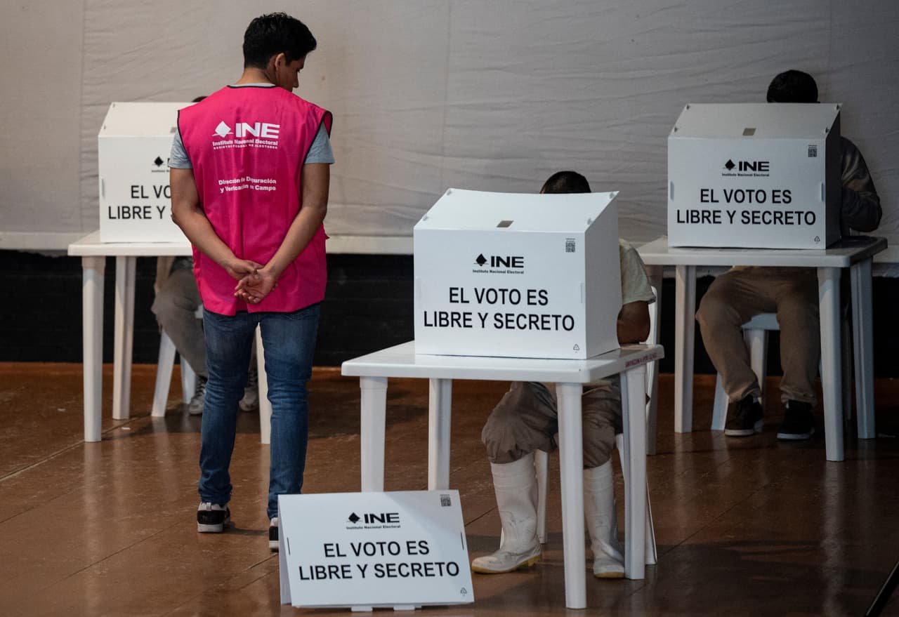 Y finalmente, el 
<b>voto presencial:</b> El 2 de junio de 2024 deberás acudir a alguno de los 
<a href="https://votoextranjero.mx/web/vmre/voto-presencial" target="_blank">Módulos Receptores de Votación</a> que el INE habilitará para emitir tu voto: deberás presentar tu Credencial para Votar vigente, tramitada al 25 de febrero de 2024, en el extranjero o en México.