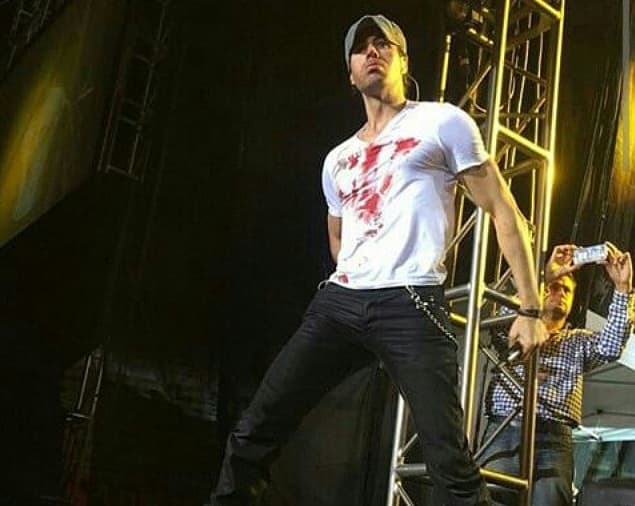 Las manchas de sangre eran muy visibles en su camisa blanca. ¡Los fans estaban alarmados!