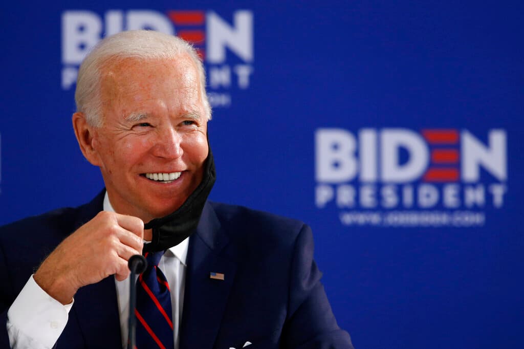 El candidato presidencial demócrata y ex vicepresidente Joe Biden sonríe durante una mesa redonda sobre la reapertura económic, el jueves 11 de junio de 2020, en Filadelfia. (AP Foto/Matt Slocum)