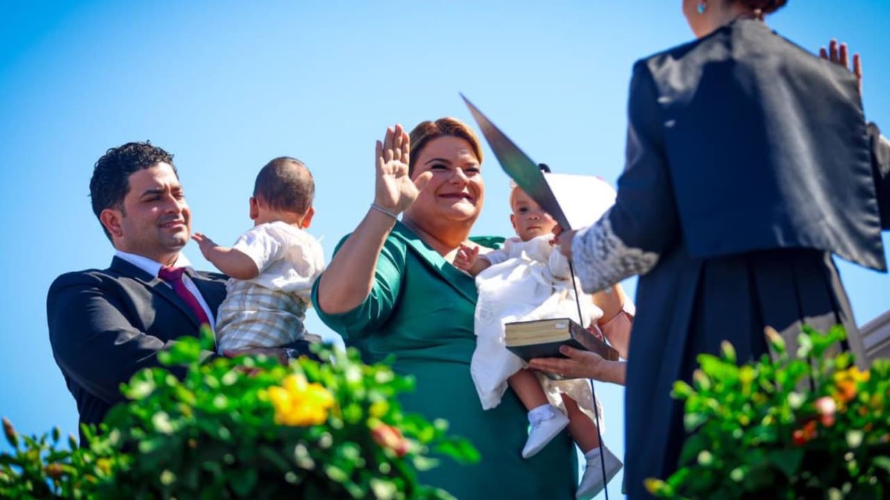 Jenniffer González inicia su mandato como gobernadora de Puerto Rico, en medio de malestar por el apagón 