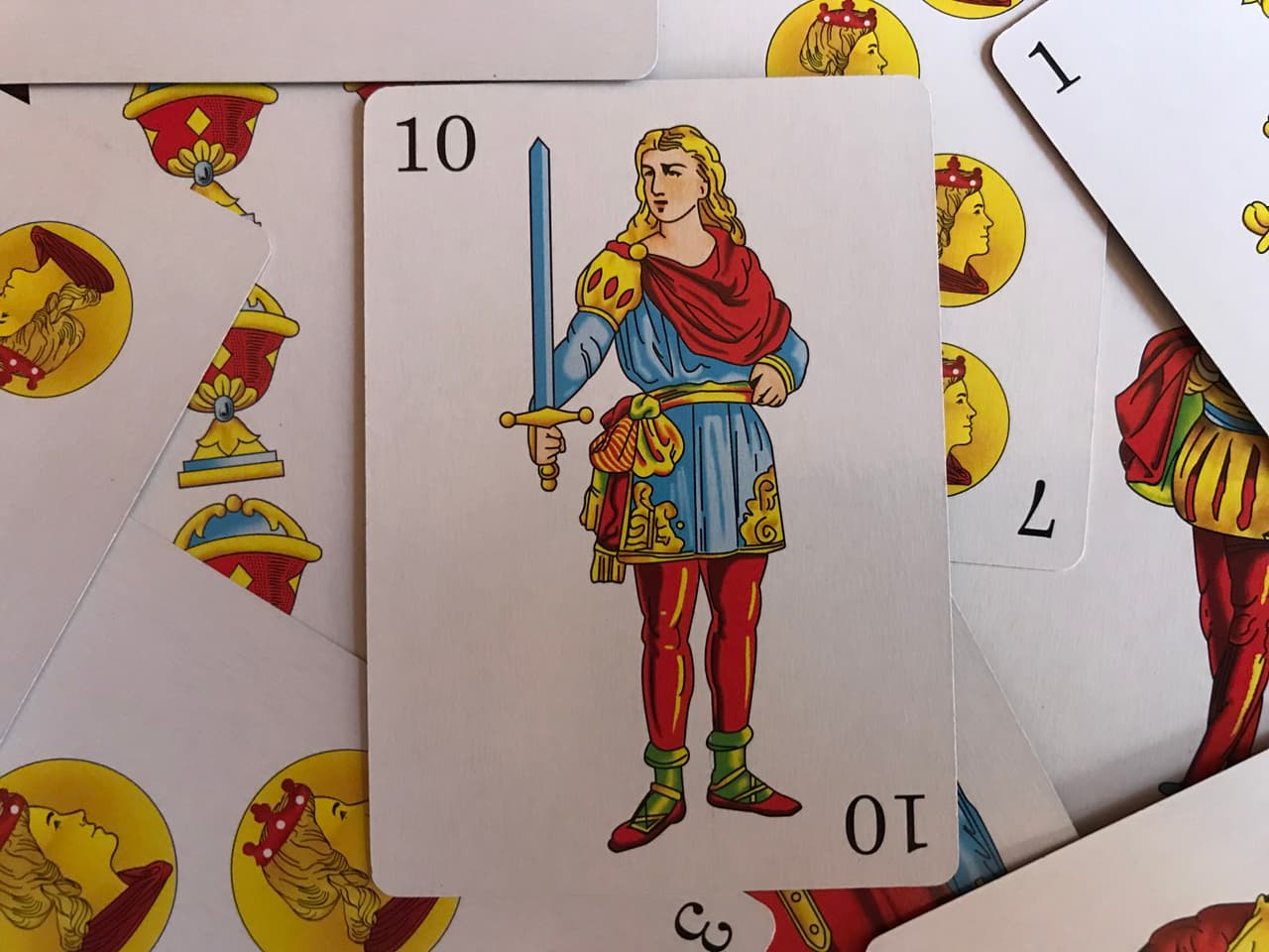 Es importante considerar qué otras cartas salen a su alrededor porque así podemos distinguir sobre si es alguien que nos ayudará con ese fuerte carácter o si en cambio es una fuerte enemiga que está dispuesta a tumbarnos con intrigas, engaños y la más pura maldad en su corazón.