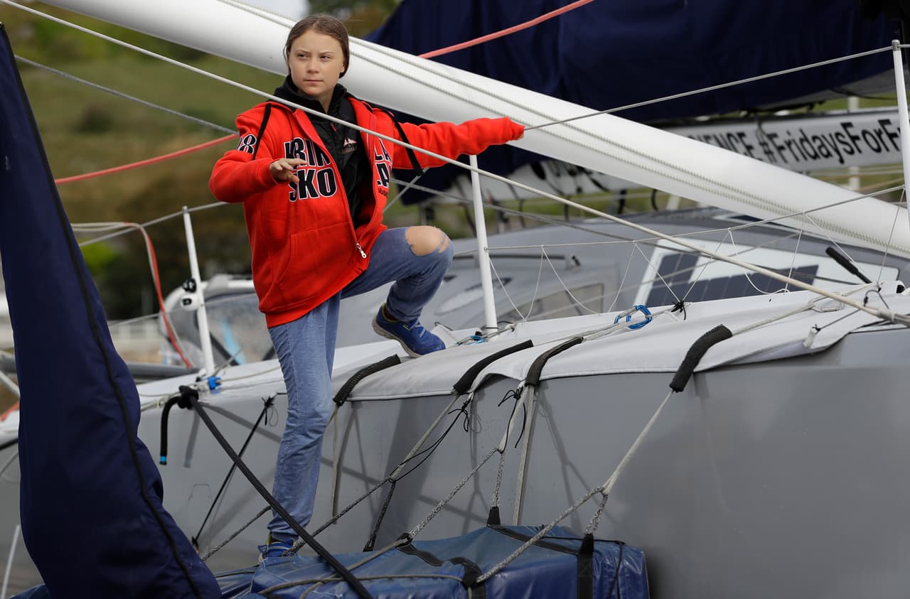 Greta Thunberg se sube a la embarcación en Plymouth, Reino Unido, en una imagen tomada el martes.