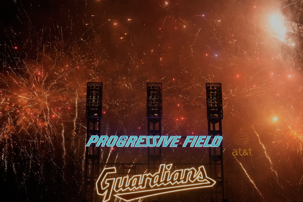 Un espectáculo de fuegos artificiales siguió al partido de béisbol entre los Chicago White Sox y los Cleveland Guardians en Cleveland, el sábado 4 de julio de 2026.