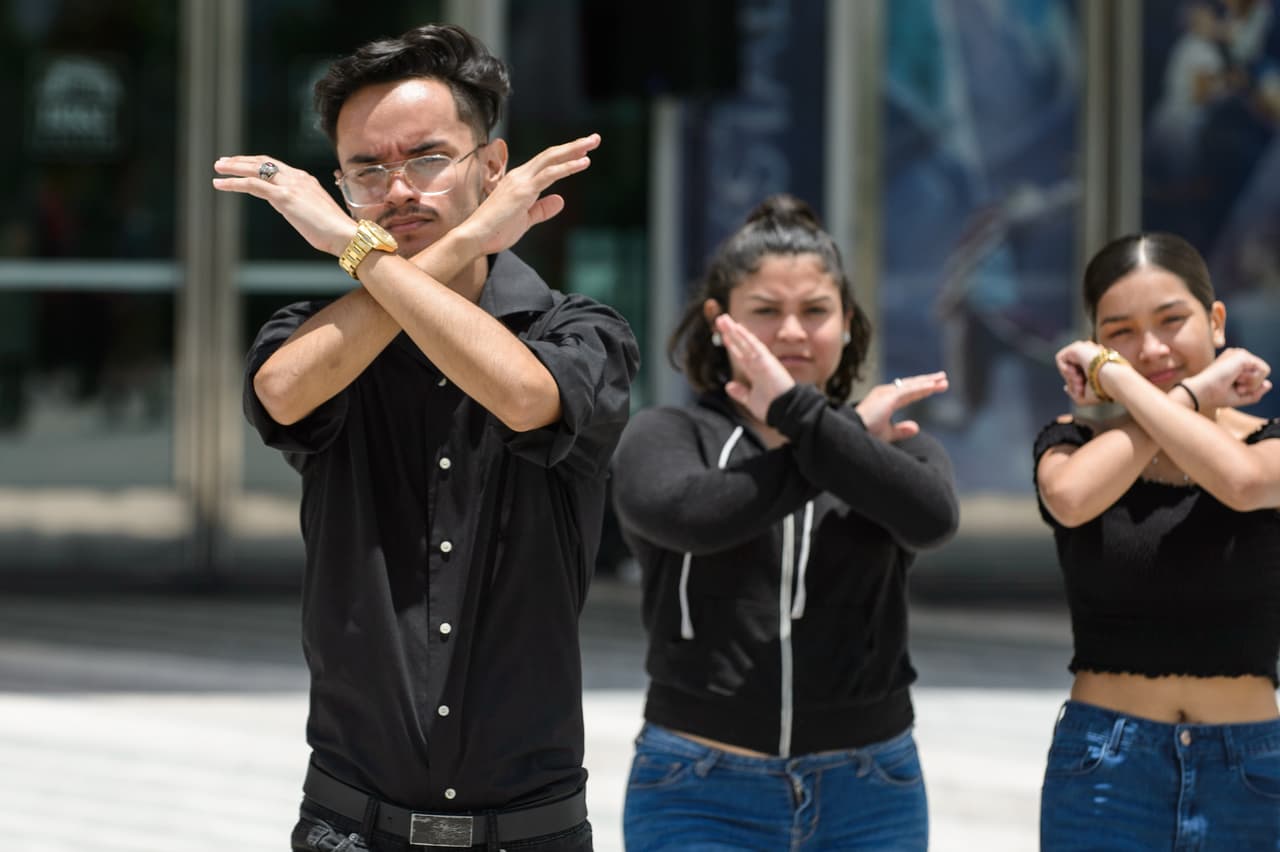 Llegaron fans de todas partes de Florida: Panama City, Orlando, Miami y Fort Lauderdale. Vestidos mayormente de negro querían decirle adiós al cantante, que los acompañó en sus alegrías y tristezas. "El tenía una canción para cada 
<b><a href="http://www.sun-sentinel.com/local/broward/fl-reg-xxxtentacion-memorial-sunrise-arena-20180626-story.html">estado de ánimo</a></b>", aseguró Clarence Odums de 19 años al diario Sun Sentinel.