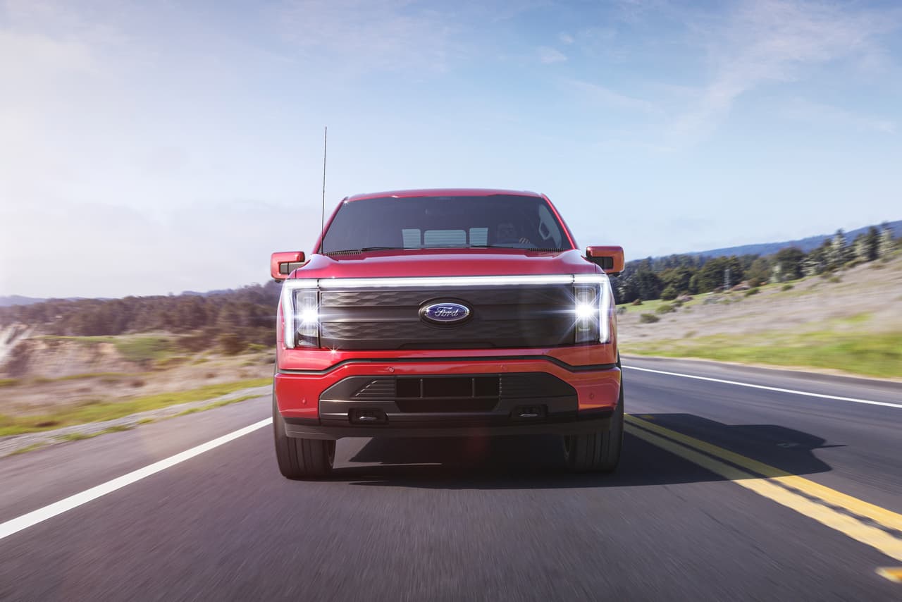 Con el objetivo de minimizar el sentimiento de ansiedad que muchos conductores de vehículos eléctricos experimentan al ver que se están quedando sin energía, la pickup también es capaz de calcular su autonomía teniendo en cuenta múltiples factores como el clima, el tráfico, la carga útil y el peso de remolque. Adicionalmente, el sistema SYNC 4 identifica las estaciones de carga cercanas para luego recomendar al conductor la más conveniente en cada viaje.