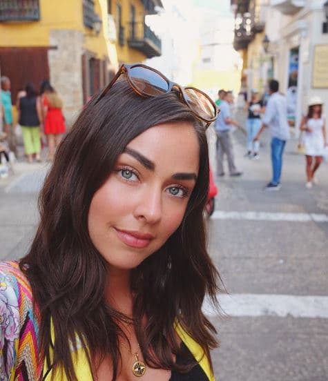 En este contexto, Claudia Martín manifestó: "[...] Yo nunca le haría tanto daño a una persona, entonces sí, eso está muy divertido (ser villana de telenovelas). Y obviamente con mis compañeros, con los directores... En fin, el equipo hace que todo sea más liviano".