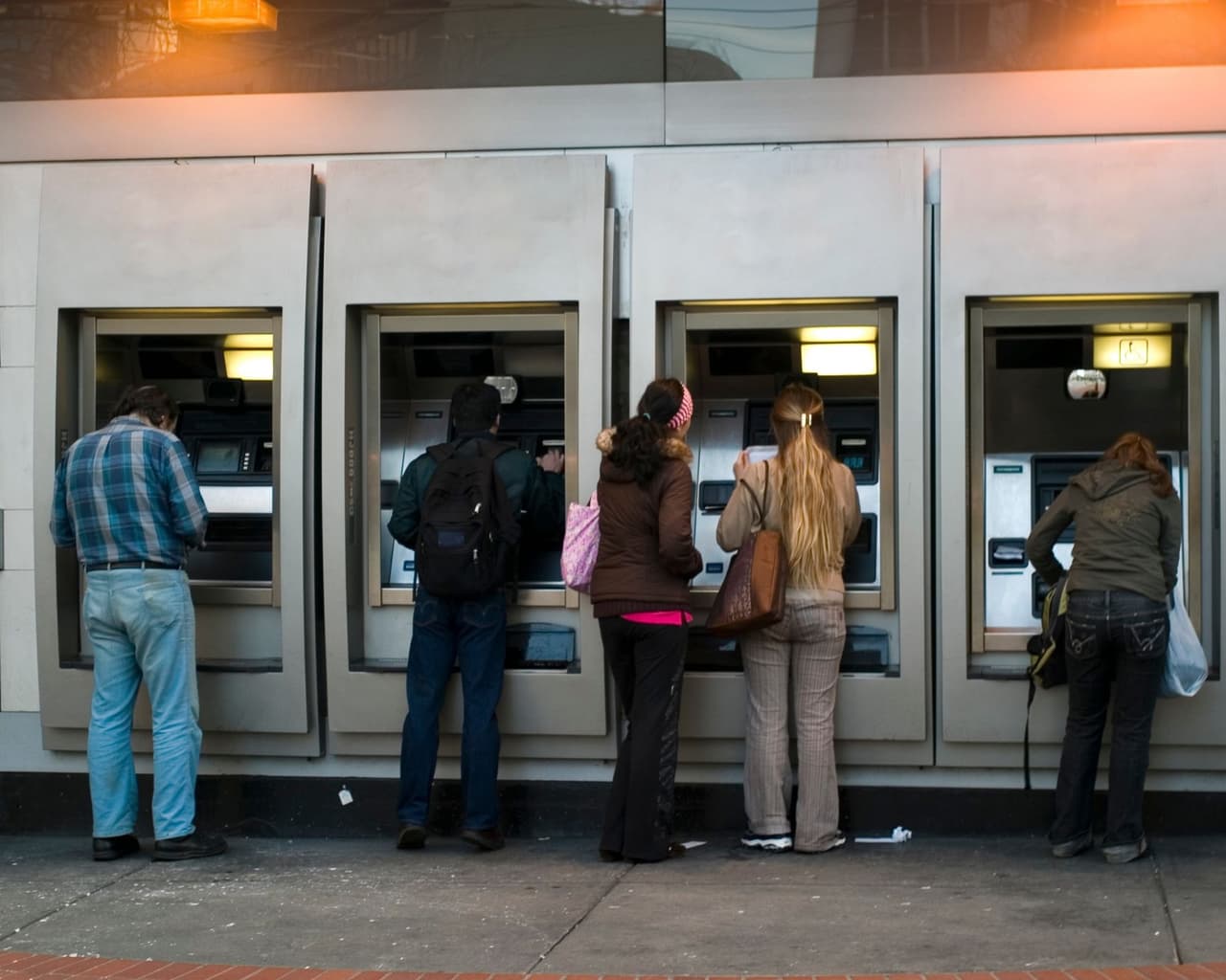 Los cajeros automáticos interiores son generalmente más seguros de usar que los exteriores, ya que los delincuentes pueden acceder a máquinas exteriores sin ser vistos. Antes de usar un cajero automático considera su seguridad.
<br>