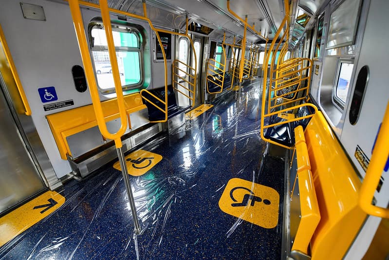 Así mismo, los R211, cuentan con iluminación más moderna, señalizaciones más brillantes, 
<b>espacios para personas con desafíos físicos</b>, y diseño de capó más elegante, entre otras características.
<br>
<br>
<br>