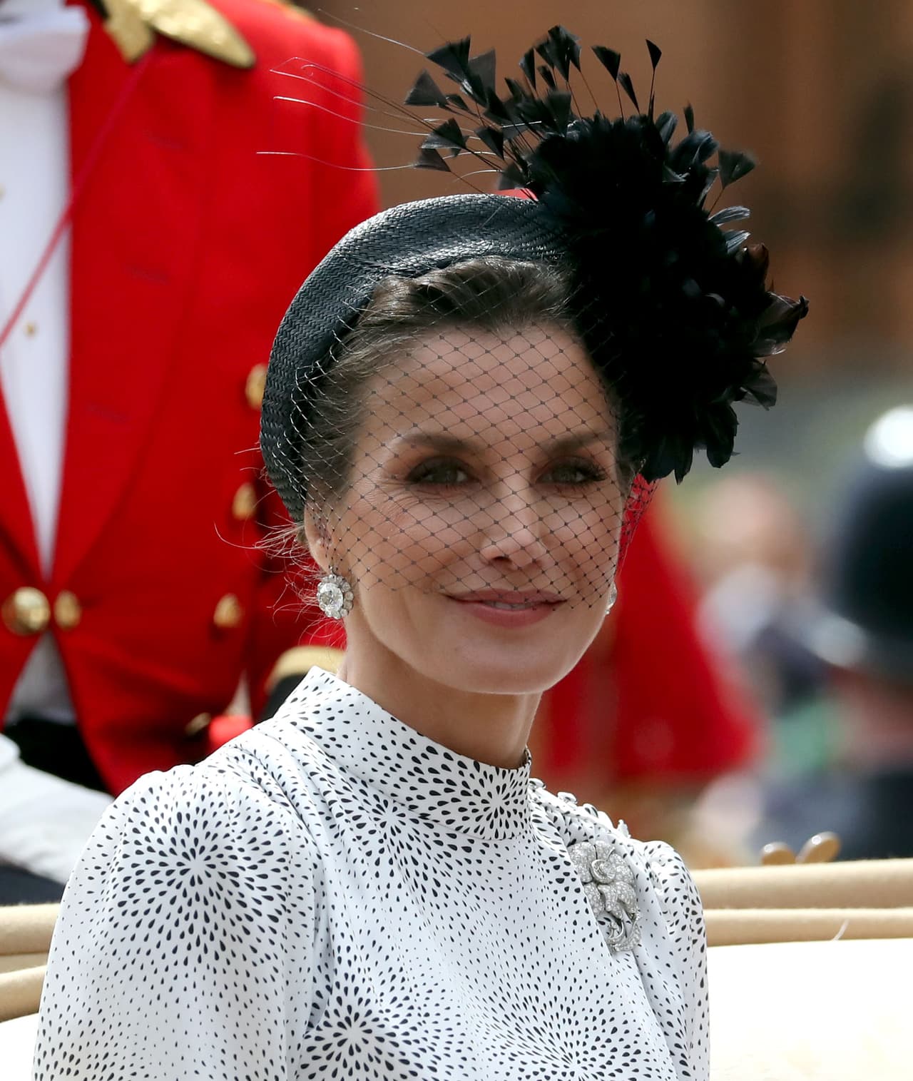 Además, se unió al trend más comentado de los últimos meses entre las mujeres de la monrquía: las diademas oversized. Llevo una Black Peony de la misma firma con plumas de oca y un velo de redecilla.
<br>
<br>