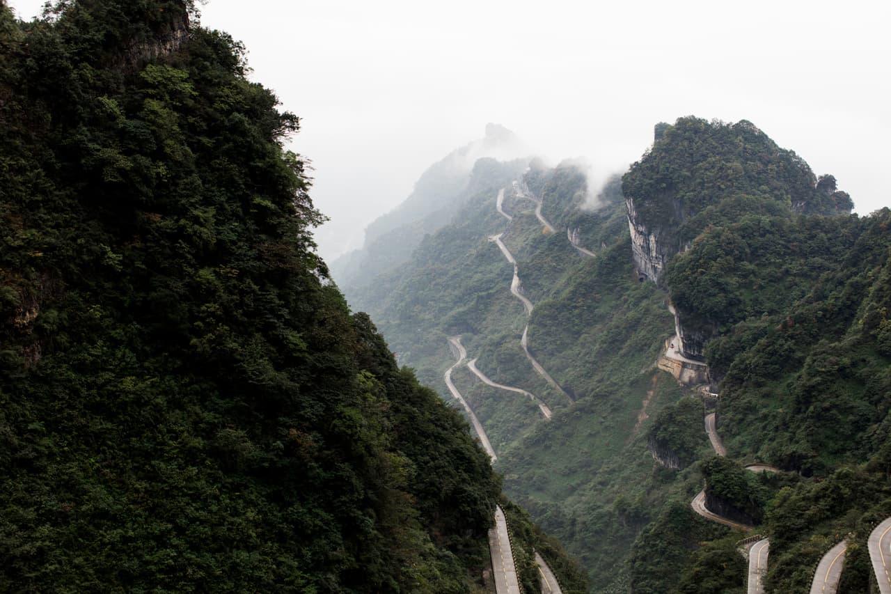 El Parque Nacional Tianmen, a escasas tres millas de la ciudad Zhangjiajie, en la provincia de Hunan, al cual se llega tras el recorrido de siete millas y 99 curvas, fue testigo de un reto fuera de lo normal.