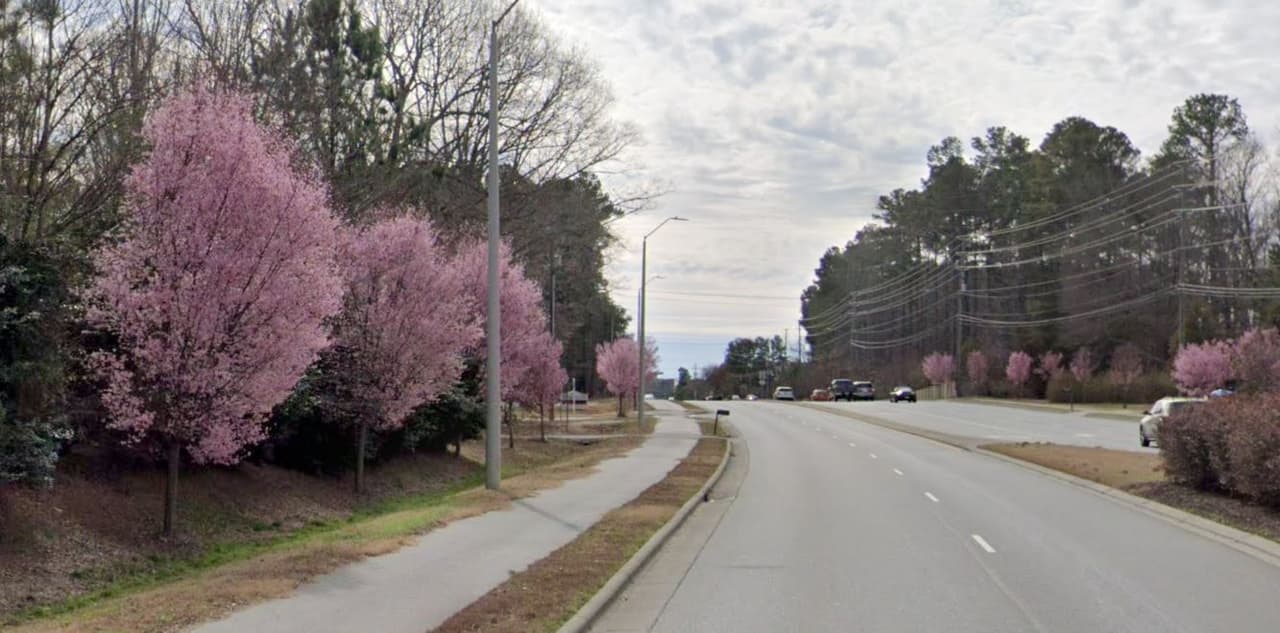 <b>Falls of Neuse Road</b>
<br>
<b><a href="https://maps.app.goo.gl/iAu3JBpR3omxdE876">Cómo llegar</a> </b>
<br>
<br>Es una calle muy transitada, pero Falls of Neuse, cerca de la subdivisión de Bedford, florece maravillosamente en primavera. Hay una acera a lo largo de la calle que lo convierte en un lugar seguro para los adultos, pero de mucho cuidado para niños, para ver las flores.