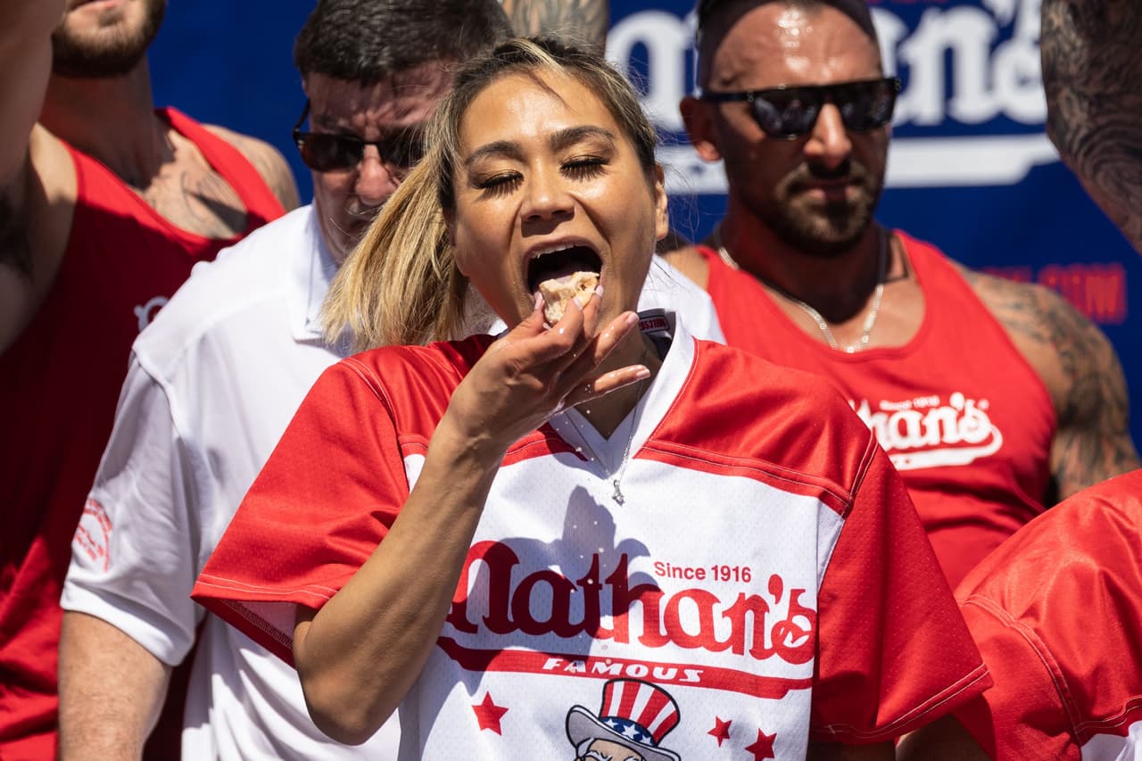 Sudo superó la marca de 33 hot dogs y medio de Mayoi Ebihara en cuestión de 10 minutos, en una competencia que parecía estar mucho más cerrada hasta que se anunció el conteo final.
<br>