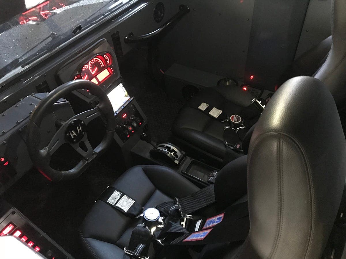 Por dentro, su cabina tiene un estilo futurista y espacio para acomodar a dos personas en sus asientos de cuero que pueden ajustarse en ocho direcciones.