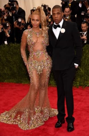 Por increíble que parezca, el rapero Jay Z confesó a 'The New York Times' haberle sido infiel a su esposa, la cantante Beyoncé. "Lo más duro es ver el dolor que has causado en el rostro de alguien, y después tener que lidiar contigo mismo. Así que la mayoría de la gente no quiere hacer eso. No quieres mirar dentro de ti mismo. Así que te alejas", dijo el cantante respecto a la infidelidad.