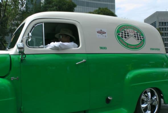 Casi dos mil vehículos clásicos desfilaron por las calles de la Ciudad de México para romper el Récord Guinness de más autos de este tipo en movimiento. Transitaron mil 721 autos, lo que superó la marca de Holanda, cuyo récord era de 948 vehículos. De acuerdo con las autoridades, el paso de estos autos clásicos fue visto por 250 mil asistentes. Circularon autos Datsun 1300, Jaguares, MG 59, Chevrolet apache, Alfa Romeo, Mercury, Porche, entre otros, que atrajeron la atención de capitalinos y visitantes. El paso de los vehículos fue interrumpido por el calentamiento de algunos que se quedaron en el camino y provocaron “cuellos de botella”; sin embargo, los organizadores confiaron en que los vehículos llegarían a la meta.