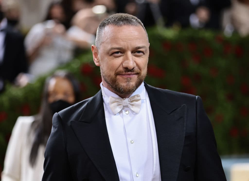 El actor actualmente tiene 43 años y desde su aparición en ‘Wanted’ se volvió una gran estrella. Ha participado en producciones como la saga de 'X-Men' (basada en los cómics de Marvel), ‘Split’ (2016), ‘Glass’ (2018), ‘His Dark Materials’ (2019-2022) y ‘It Chapter Two’ (2019).
<br>James McAvoy también protagonizó la 
<a href="https://vix.com/es-es/detail/video-4180261?utm_medium=internal_referral&utm_source=univision&utm_campaign=evergreen&utm_content=ed_entertainment&utm_term=slideshow">película ‘Enemigos de sangre’, que puedes ver gratis en ViX.</a>