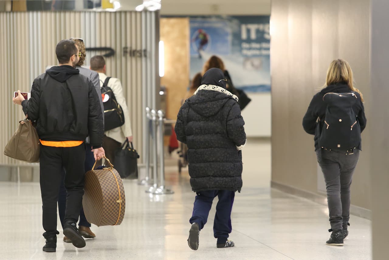 La cantante caminaba relajada hacia el punto de control de seguridad del aeropuerto.