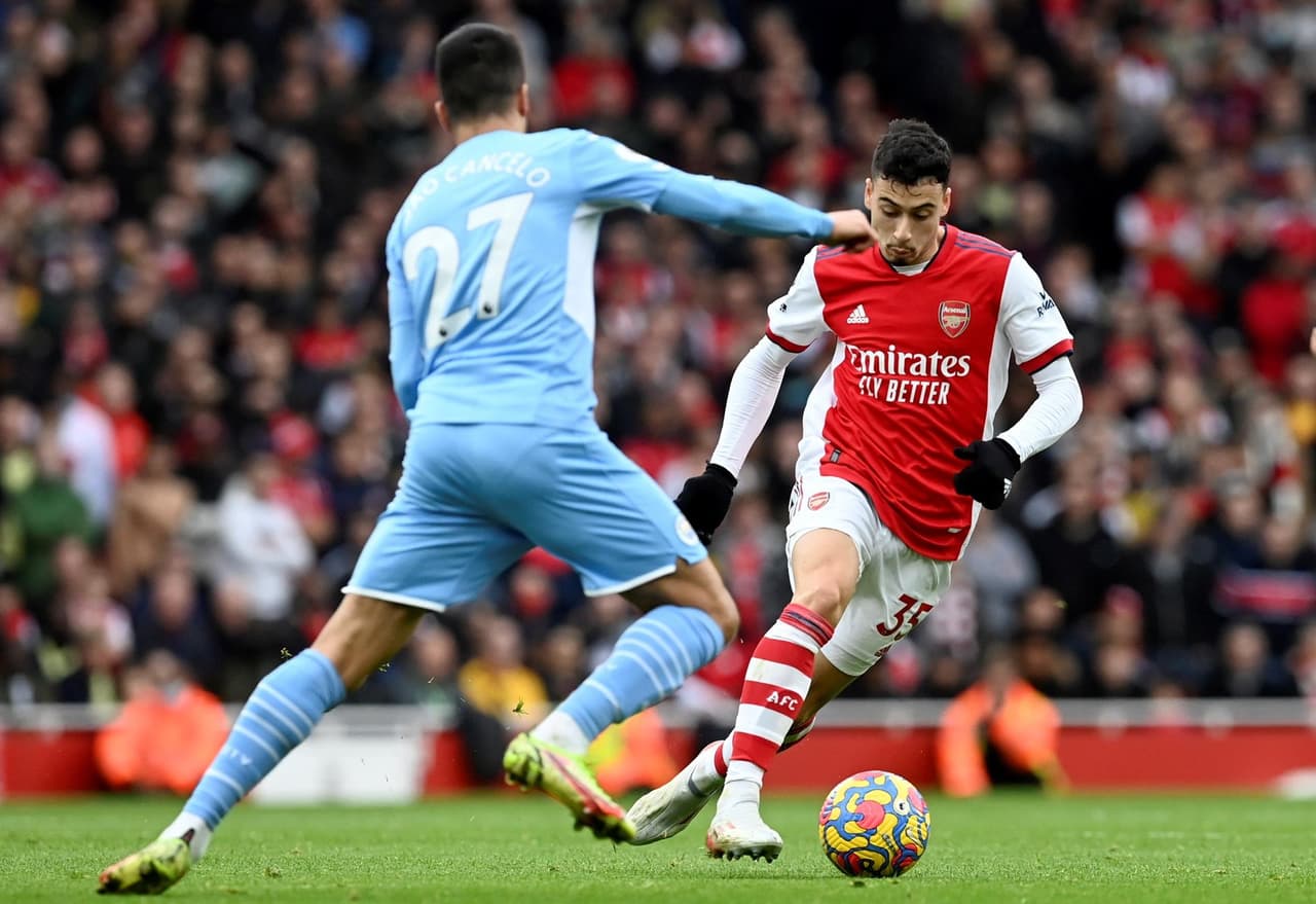 Manchester City saca triunfo de último minuto ante Arsenal durante la Jornada 21 en la Premier League. Bukayo Saka abrió el marcador a favor de los Gunners al 31', pero fueron Riyad Marez con un penalti quien igualaba el marcador y Rodrigo Hernández Cascante anotaba al 90+3' para sumar otros tres puntos y seguir líderes de la tabla.