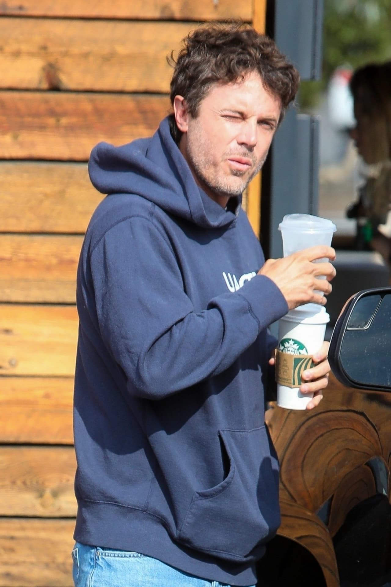 El también actor fue visto comprando un café en Los Ángeles horas antes de la boda en Georgia. 
<br>